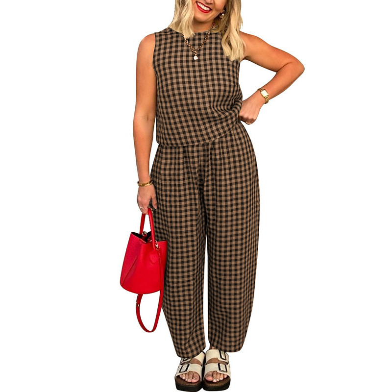 Sommerliches Outfit mit Tanktop und Hose im Vichy-Karo-Muster