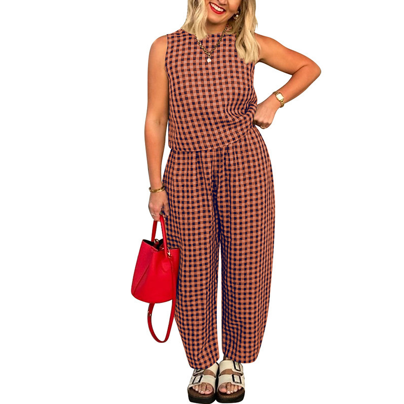 Sommerliches Outfit mit Tanktop und Hose im Vichy-Karo-Muster