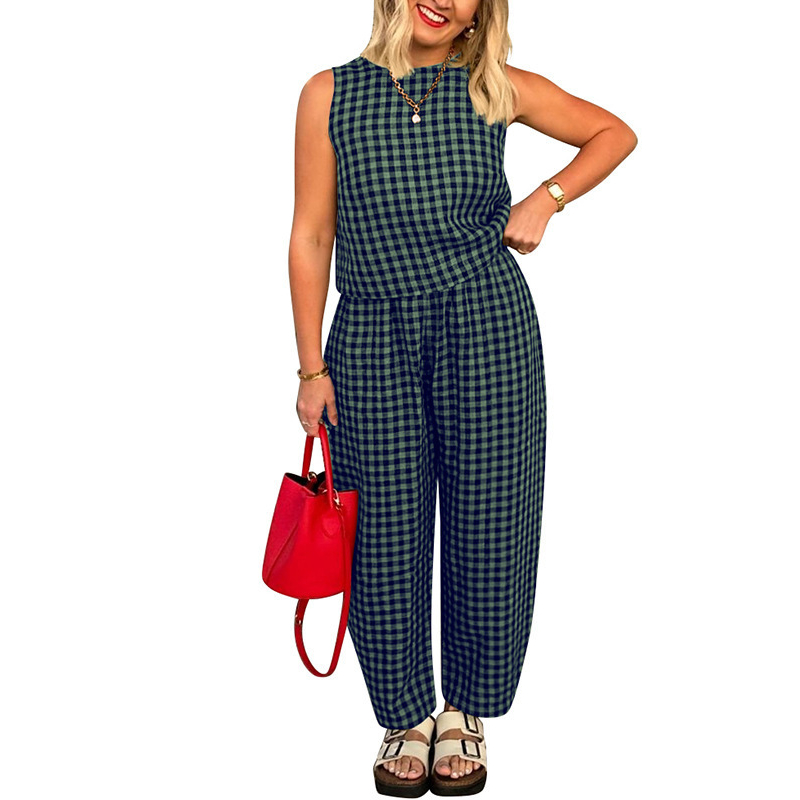 Sommerliches Outfit mit Tanktop und Hose im Vichy-Karo-Muster
